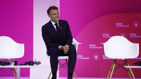 Le président de la République Emmanuel Macron le 14 juin 2023 au salon VivaTech à Paris. (YOAN VALAT / AFP)